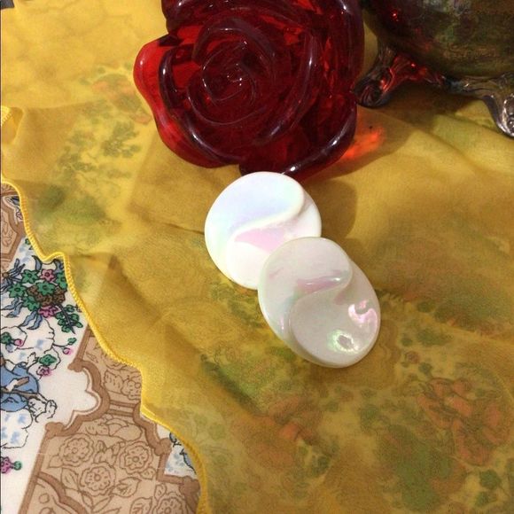 Vintage Retro Button Earrings 1960’s Lucite Iridescent White Swirl Pierced - Picture 9 of 14